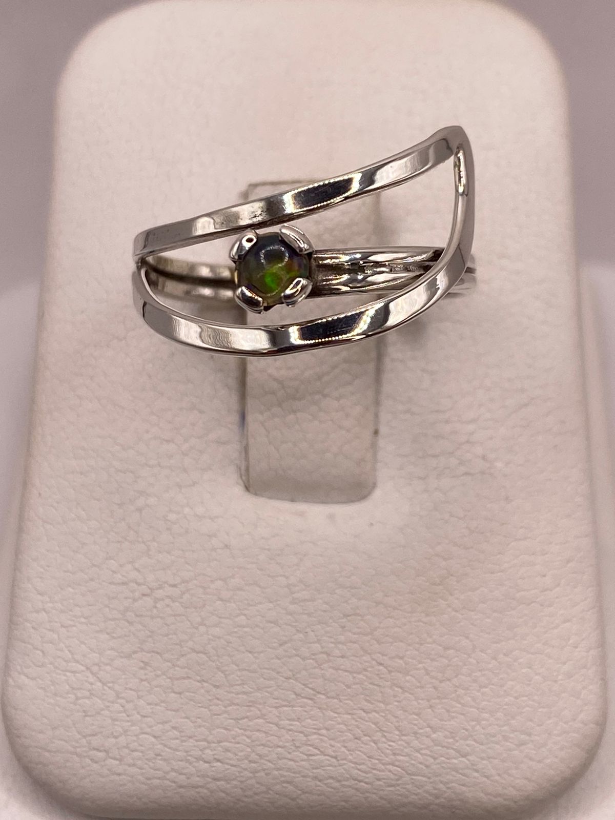 Anillo Diseño Abierto de Plata Ley 925 con Ópalo Natural en báscula mostrando peso