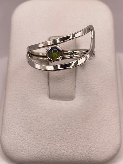 Anillo Diseño Abierto de Plata Ley 925 con Ópalo Natural en báscula mostrando peso