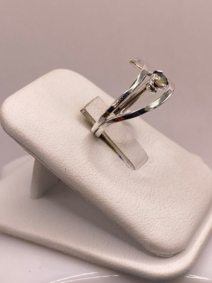 Anillo Diseño Abierto de Plata Ley 925 con Ópalo Natural, vista frontal