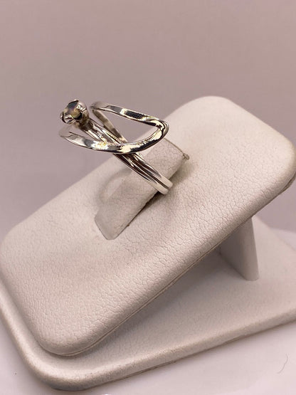 Anillo Diseño Abierto de Plata Ley 925 con Ópalo Natural, vista lateral
