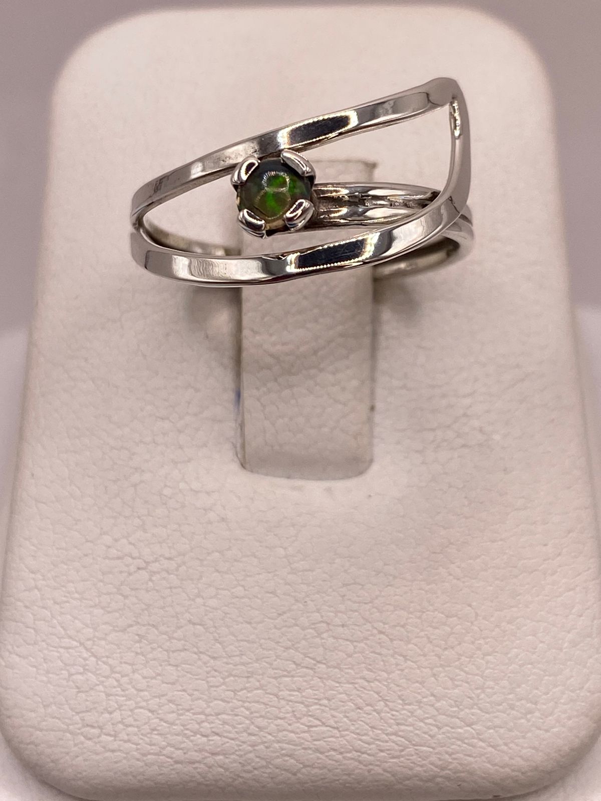 Anillo Diseño Abierto de Plata Ley 925 con Ópalo Natural, vista de detalle