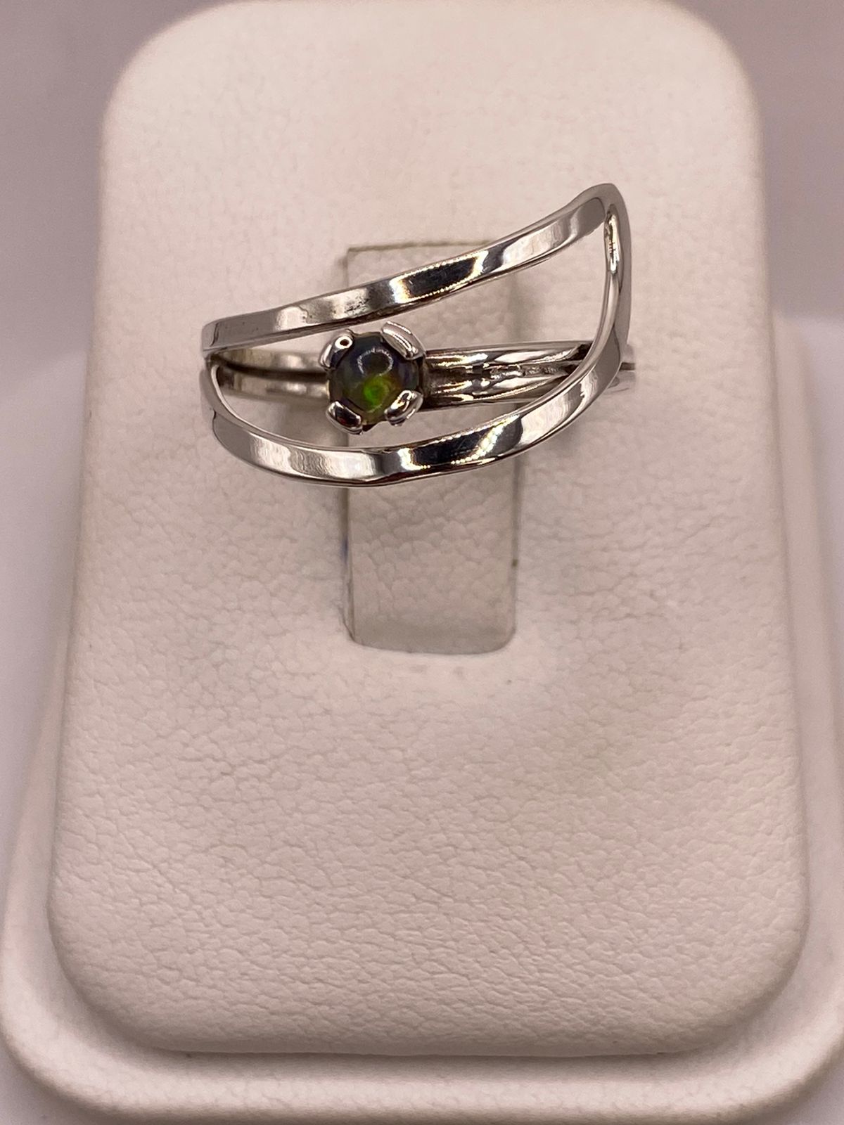 Anillo Diseño Abierto de Plata Ley 925 con Ópalo Natural, vista superior