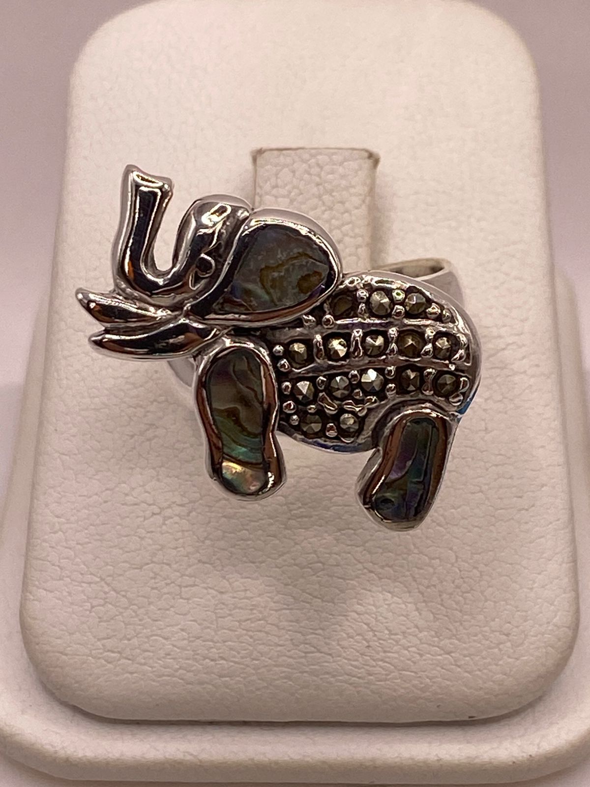 Anillo Elefante Artesanal con Abalón y Marquesitas en Plata Ley 925, vista frontal