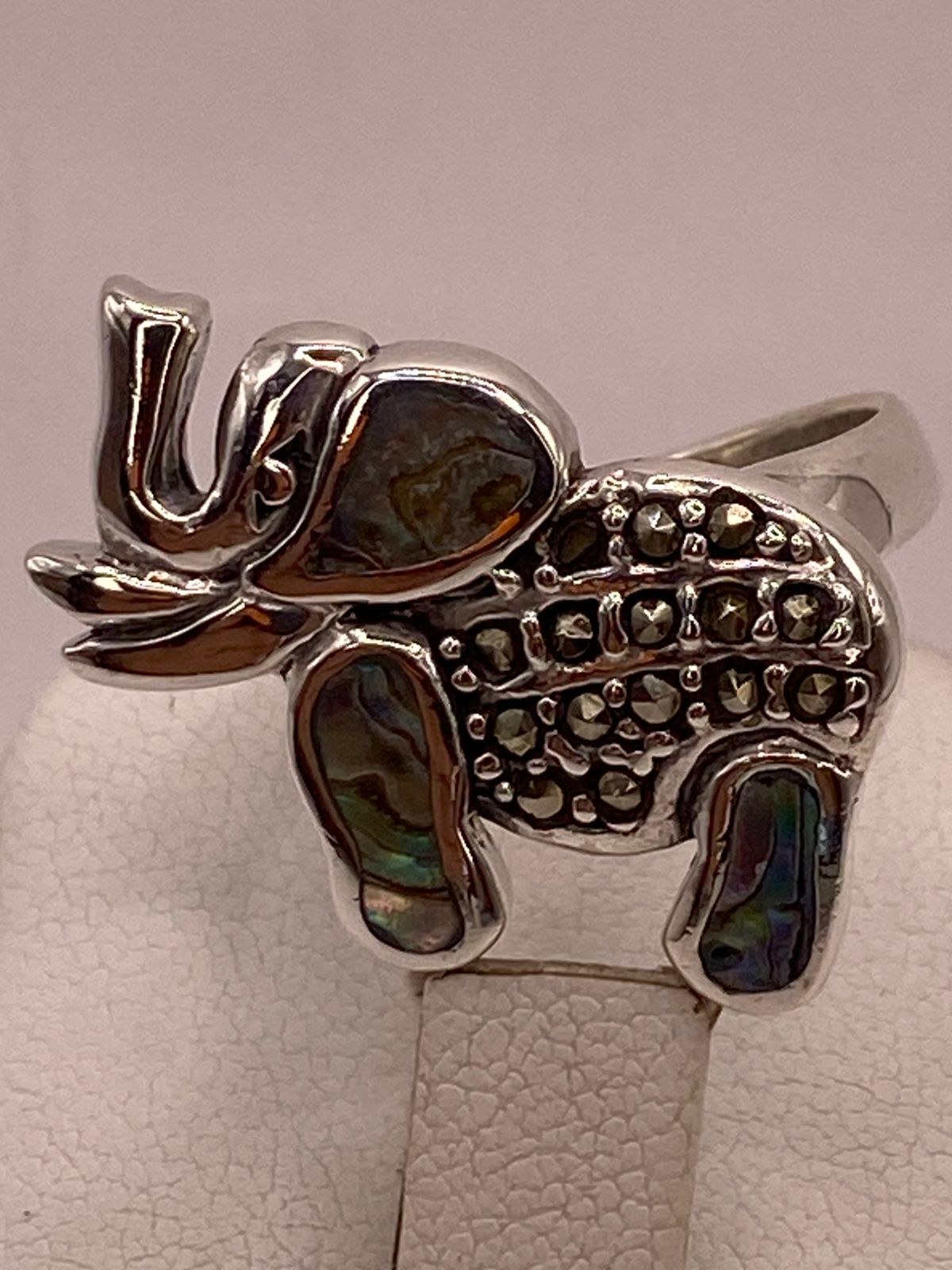 Anillo Elefante Artesanal con Abalón y Marquesitas en Plata Ley 925, vista posterior