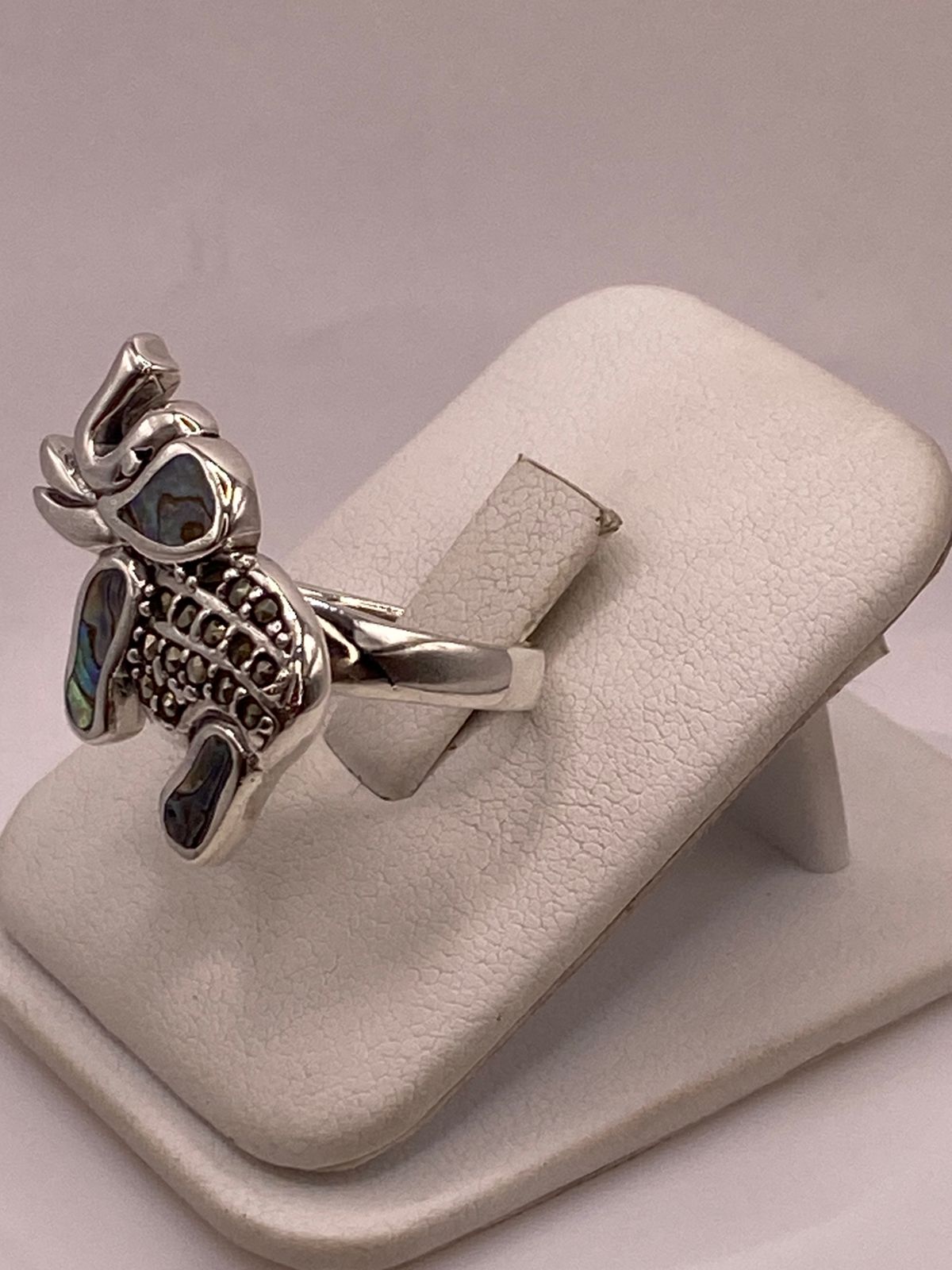 Anillo Elefante Artesanal con Abalón y Marquesitas en Plata Ley 925, vista de detalle