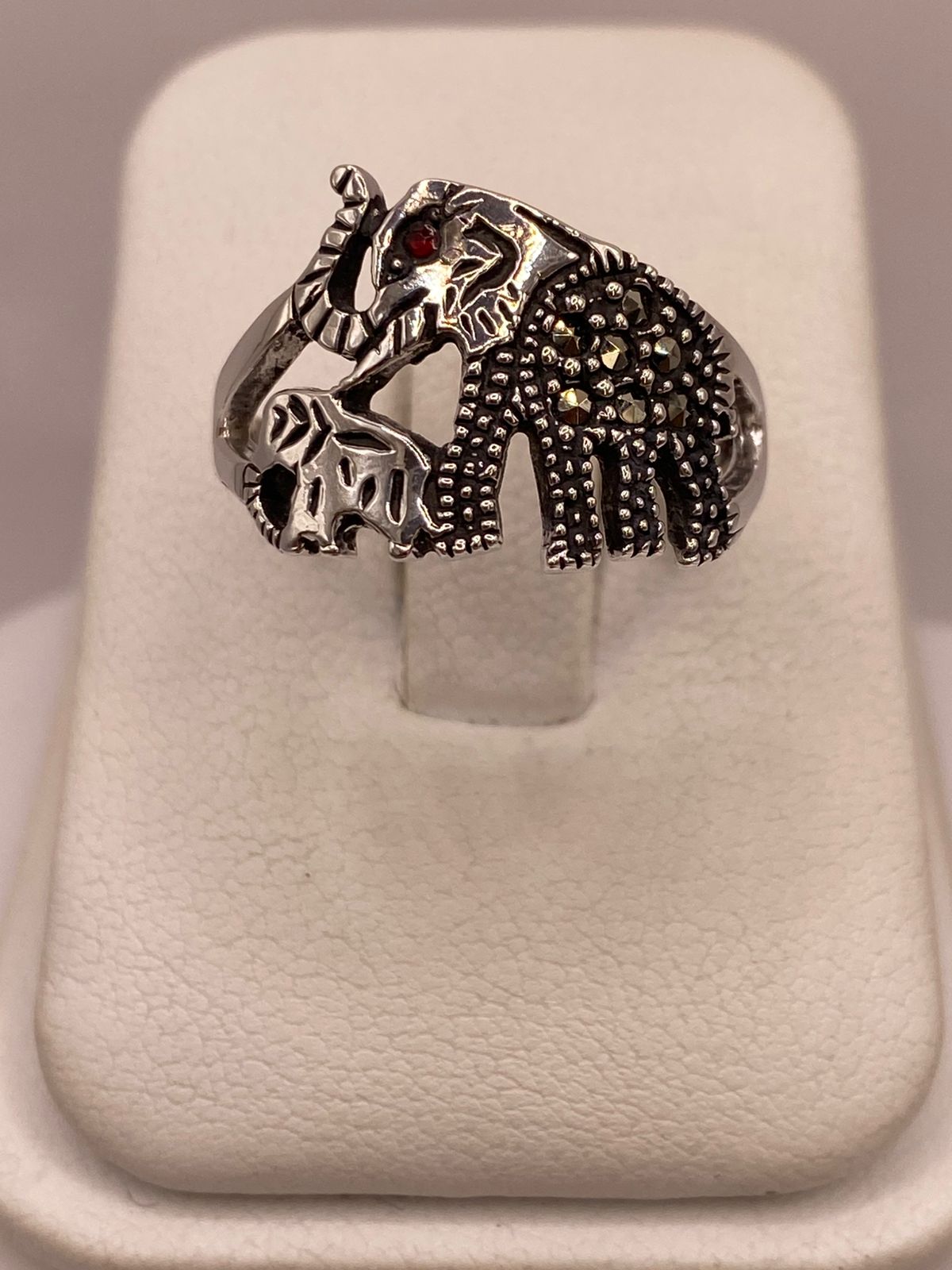 ANILLO ELEFANTE CON MARQUESITAS Y ZIRCONIA EN PLATA LEY 925, vista frontal