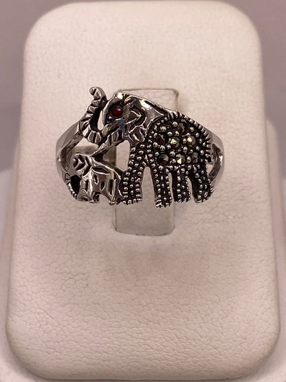 Anillo Elefante con Marquesitas y Zirconia en Plata Ley 925 en báscula mostrando peso