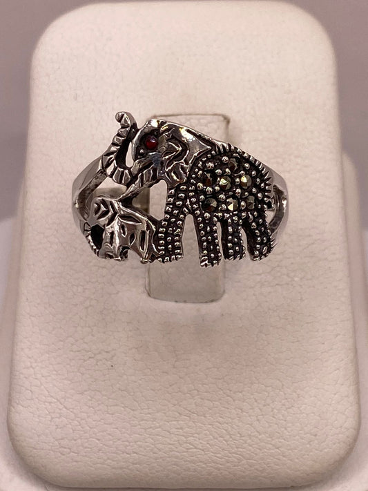 Anillo Elefante con Marquesitas y Zirconia en Plata Ley 925 en báscula mostrando peso