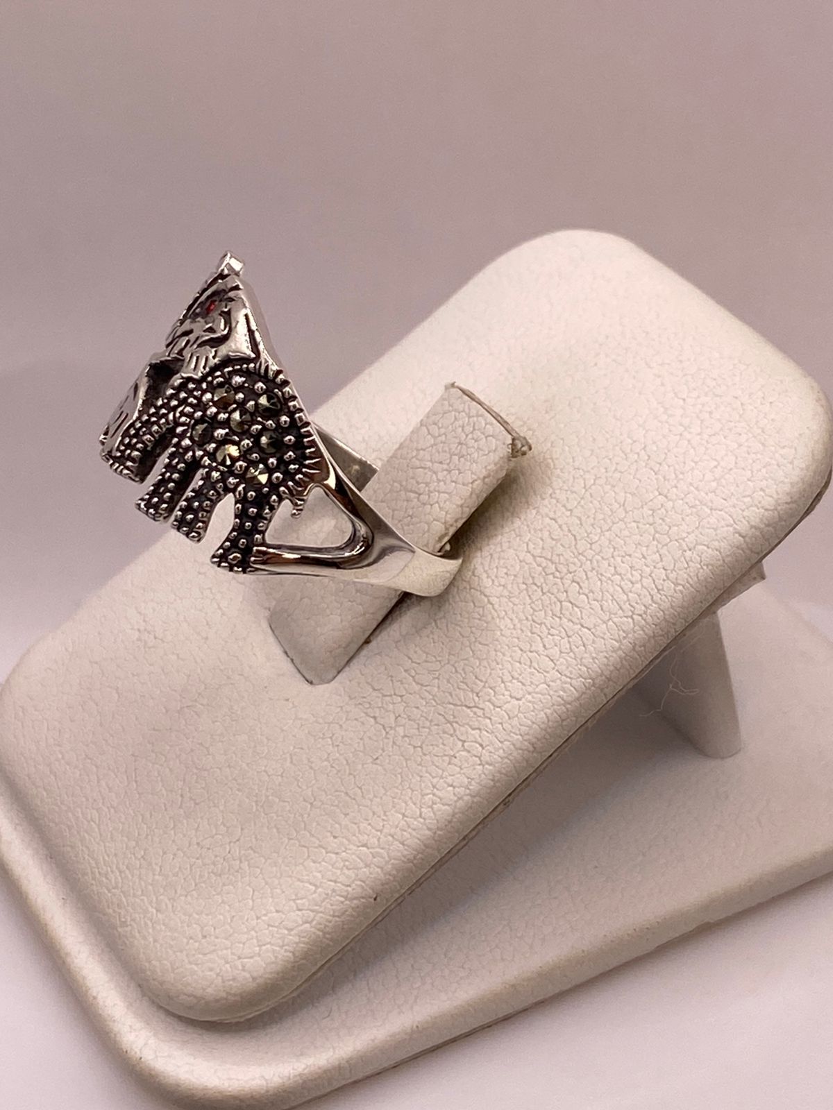 ANILLO ELEFANTE CON MARQUESITAS Y ZIRCONIA EN PLATA LEY 925, vista de detalle