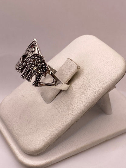 Anillo Elefante con Marquesitas y Zirconia en Plata Ley 925, vista de detalle