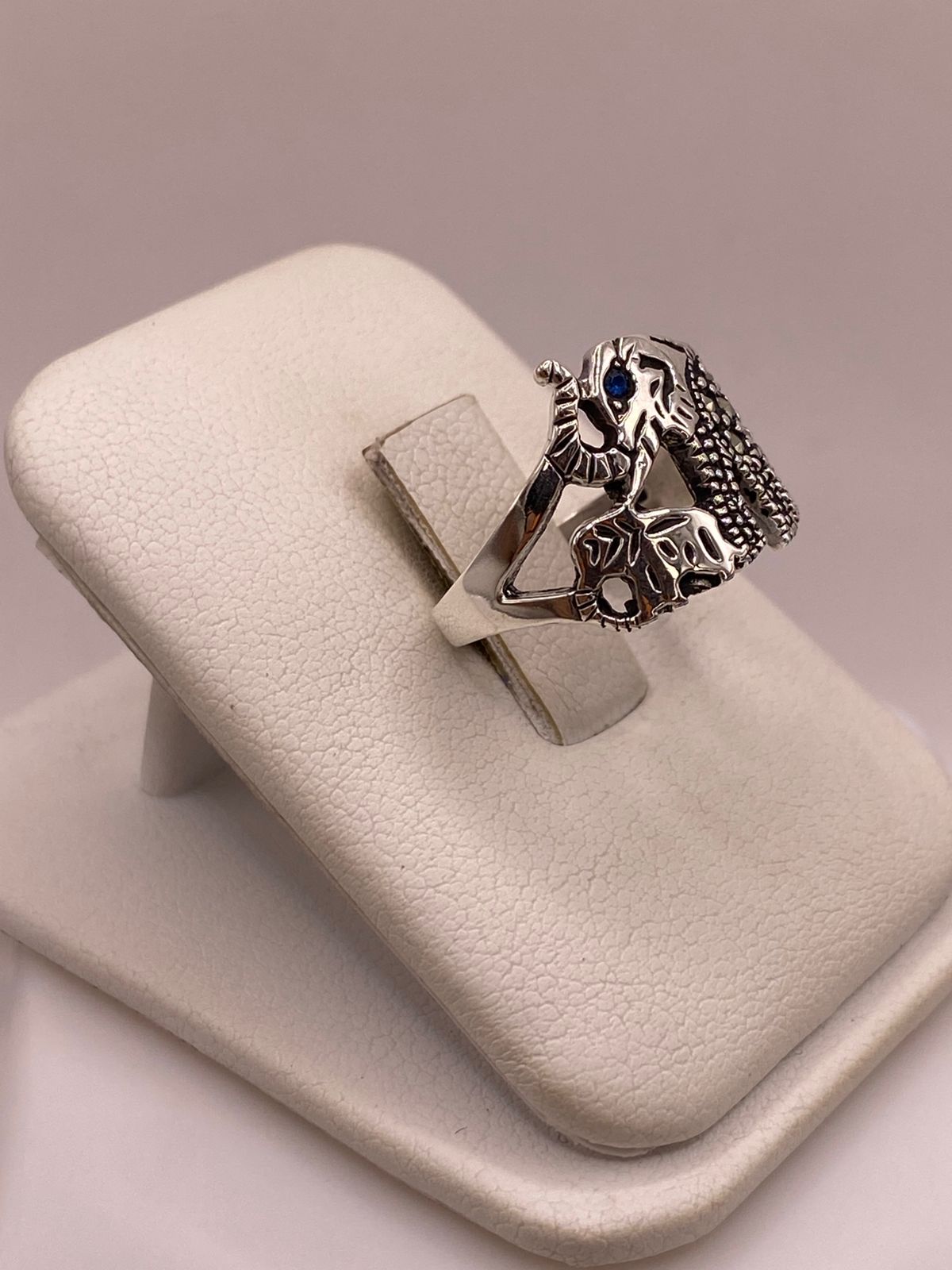 Anillo Elefante Vintage con Marquesitas en Plata Ley 925, vista lateral