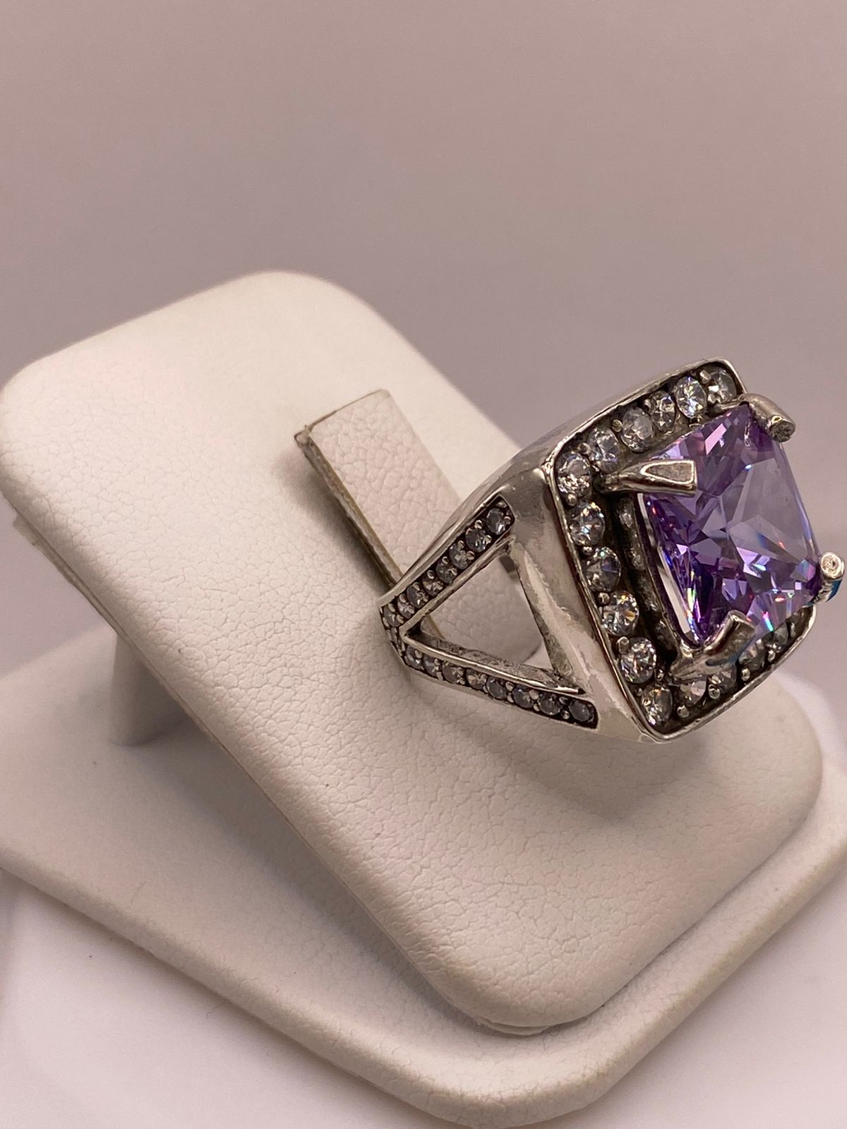 Anillo de Plata 925 Zirconia Morada Halo — Solitario Artesanal Taxco, vista lateral