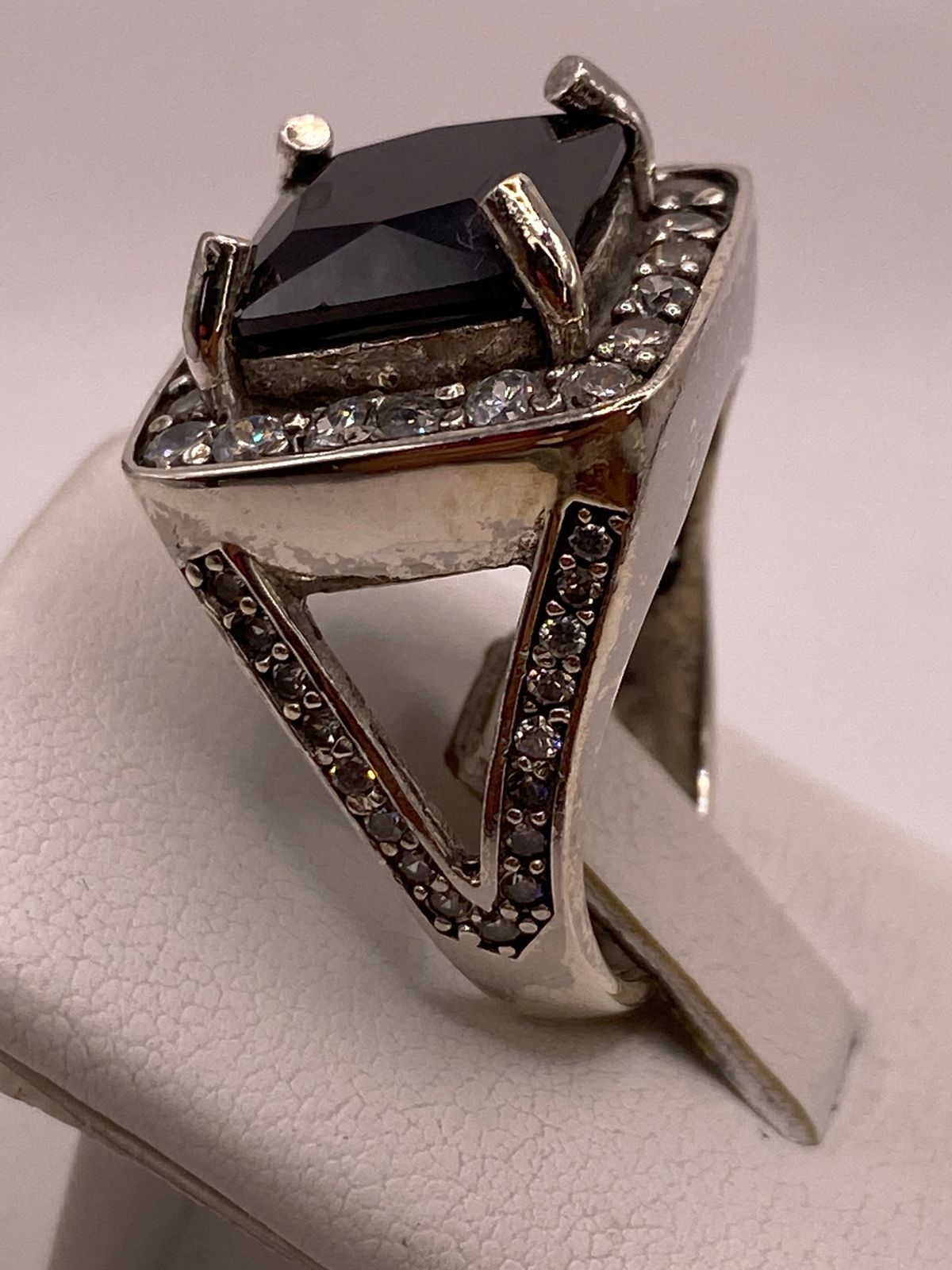 Anillo Elegante Cuadrado con Zirconia Negra en Plata Ley 925, vista de detalle
