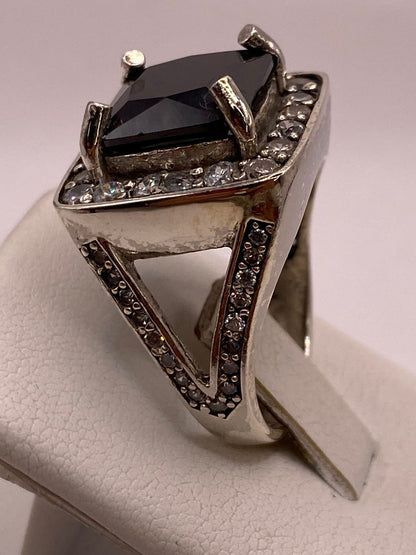Anillo Elegante Cuadrado con Zirconia Negra en Plata Ley 925, vista de detalle