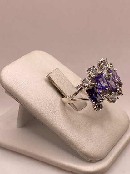 Anillo Elegante Multipiedra con Zirconias Moradas y Brillos en Plata Ley 925, vista lateral