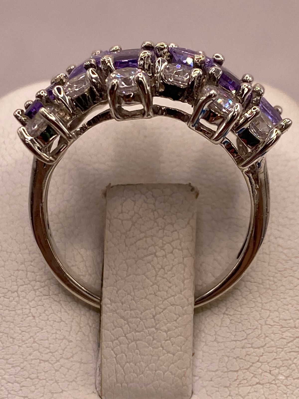 Anillo Elegante Multipiedra con Zirconias Moradas y Brillos en Plata Ley 925, vista posterior