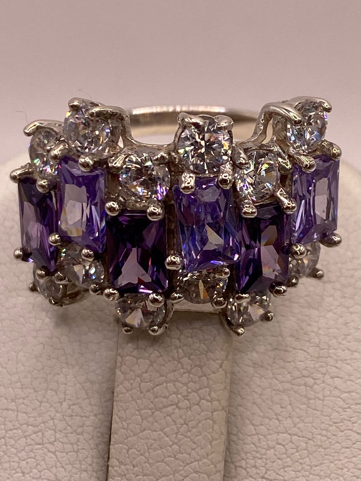 Anillo Elegante Multipiedra con Zirconias Moradas y Brillos en Plata Ley 925, sello de autenticidad Plata Ley .925
