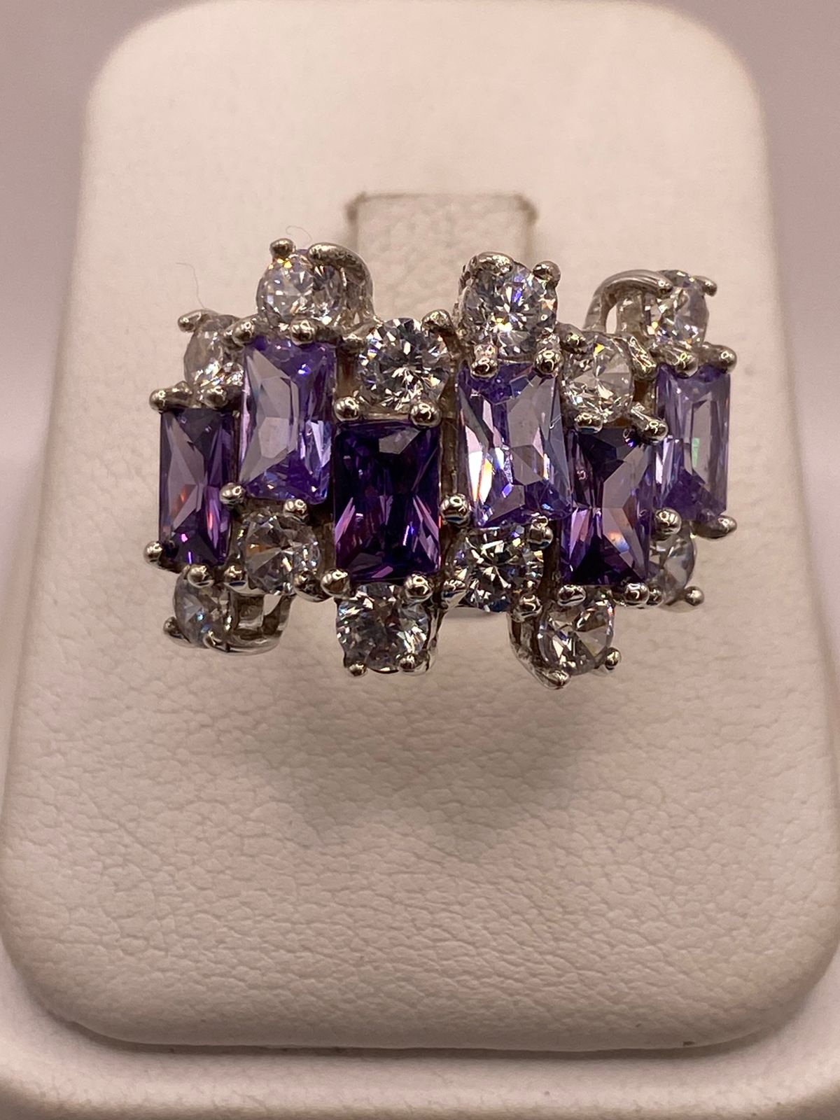Anillo Elegante Multipiedra con Zirconias Moradas y Brillos en Plata Ley 925 — detalle de acabado