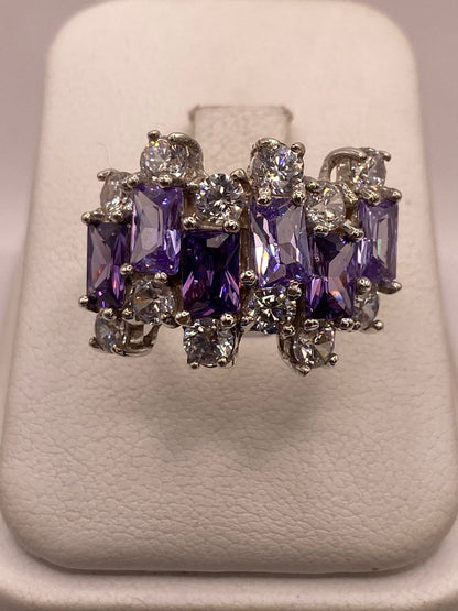 Anillo Elegante Multipiedra con Zirconias Moradas y Brillos en Plata Ley 925 — detalle de acabado
