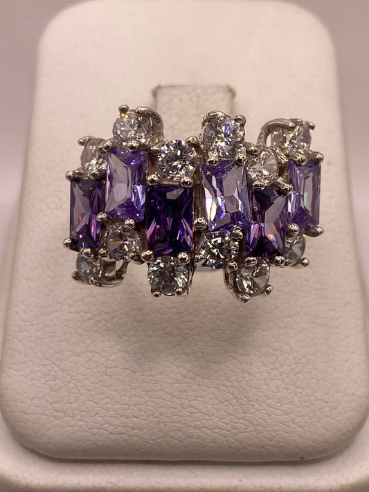 Anillo Elegante Multipiedra con Zirconias Moradas y Brillos en Plata Ley 925 — detalle de acabado