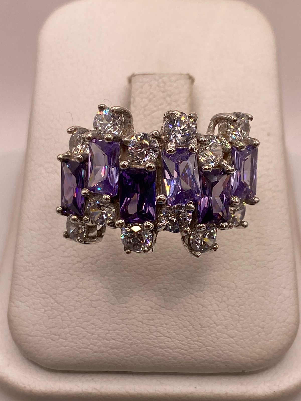 Anillo Elegante Multipiedra con Zirconias Moradas y Brillos en Plata Ley 925, vista frontal
