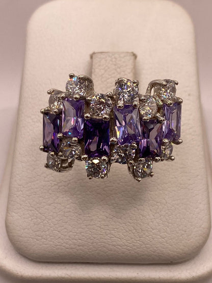Anillo Elegante Multipiedra con Zirconias Moradas y Brillos en Plata Ley 925, vista frontal