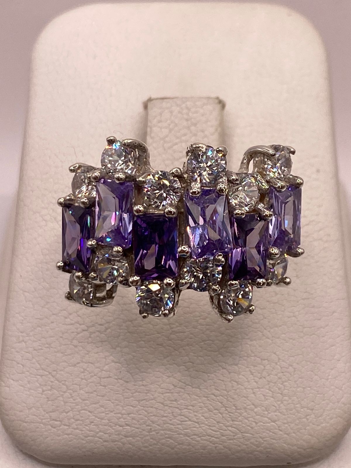 Anillo Elegante Multipiedra con Zirconias Moradas y Brillos en Plata Ley 925, vista de detalle