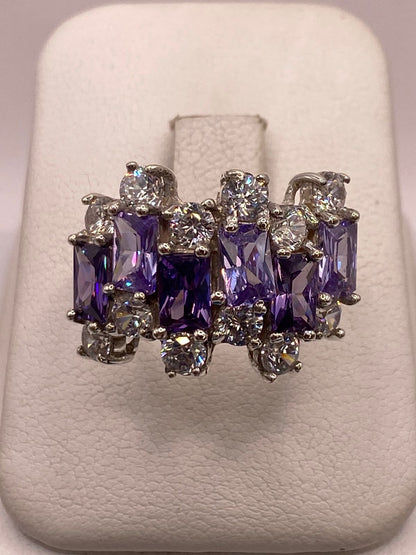 Anillo Elegante Multipiedra con Zirconias Moradas y Brillos en Plata Ley 925, vista de detalle