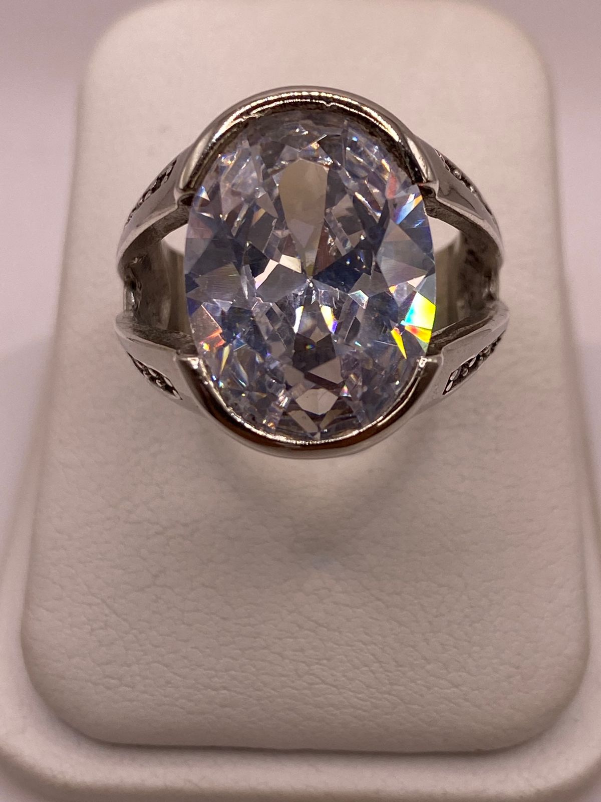 Anillo Elegante Ovalado con Zirconia Brillante en Plata Ley 925, vista de detalle