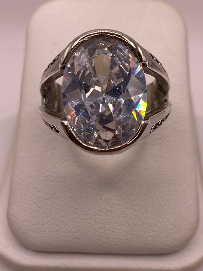 Anillo Elegante Ovalado con Zirconia Brillante en Plata Ley 925, vista de detalle