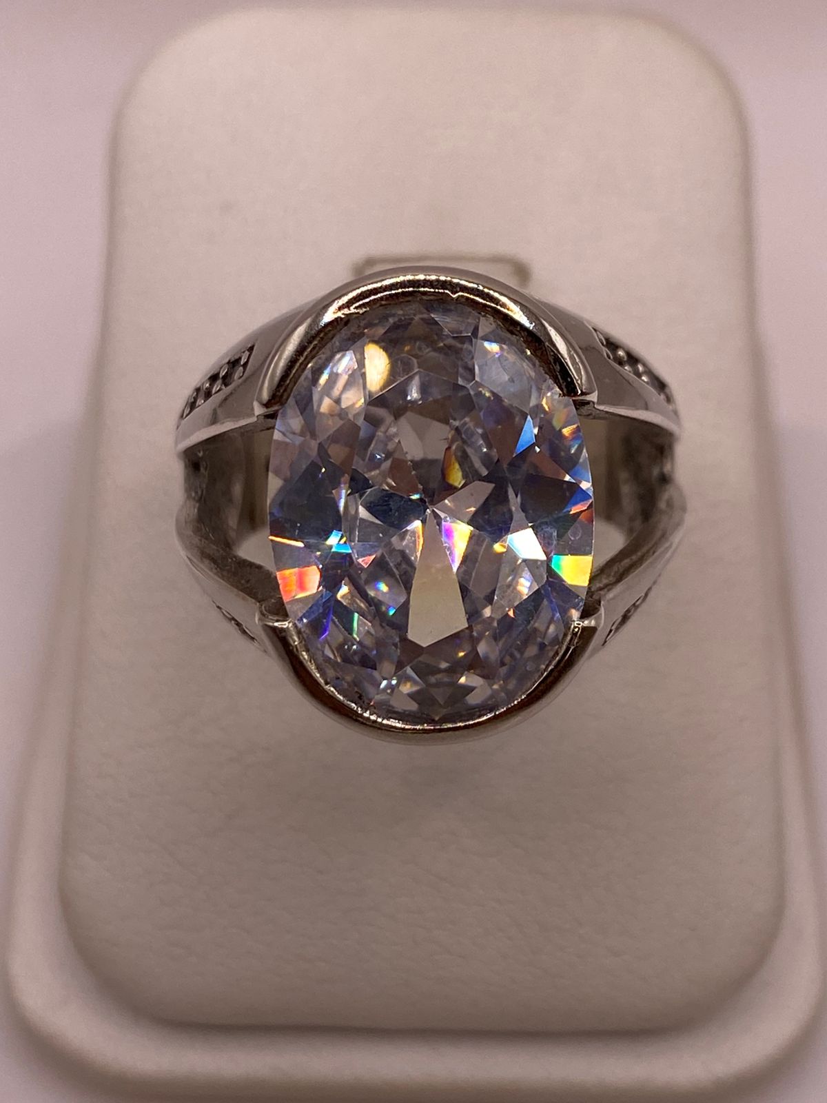 Anillo Elegante Ovalado con Zirconia Brillante en Plata Ley 925, vista frontal