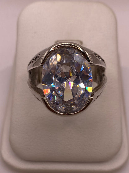 Anillo Elegante Ovalado con Zirconia Brillante en Plata Ley 925, vista frontal