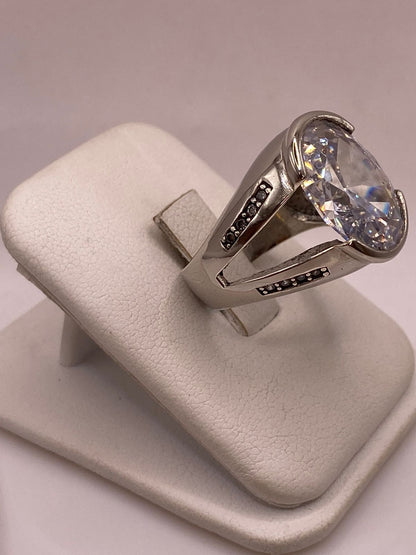 Anillo Elegante Ovalado con Zirconia Brillante en Plata Ley 925, vista lateral