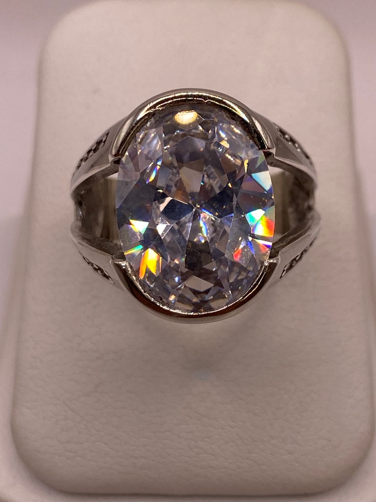 Anillo Elegante Ovalado con Zirconia Brillante en Plata Ley 925 — detalle de acabado