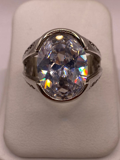 Anillo Elegante Ovalado con Zirconia Brillante en Plata Ley 925 — detalle de acabado