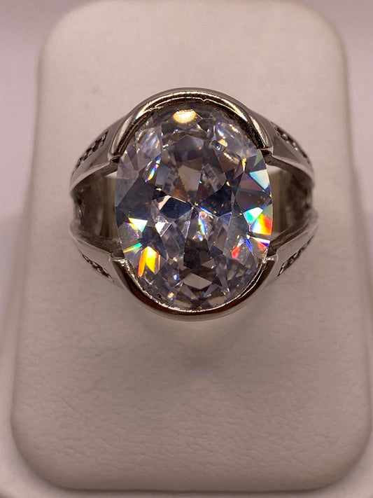 Anillo Elegante Ovalado con Zirconia Brillante en Plata Ley 925 — detalle de acabado