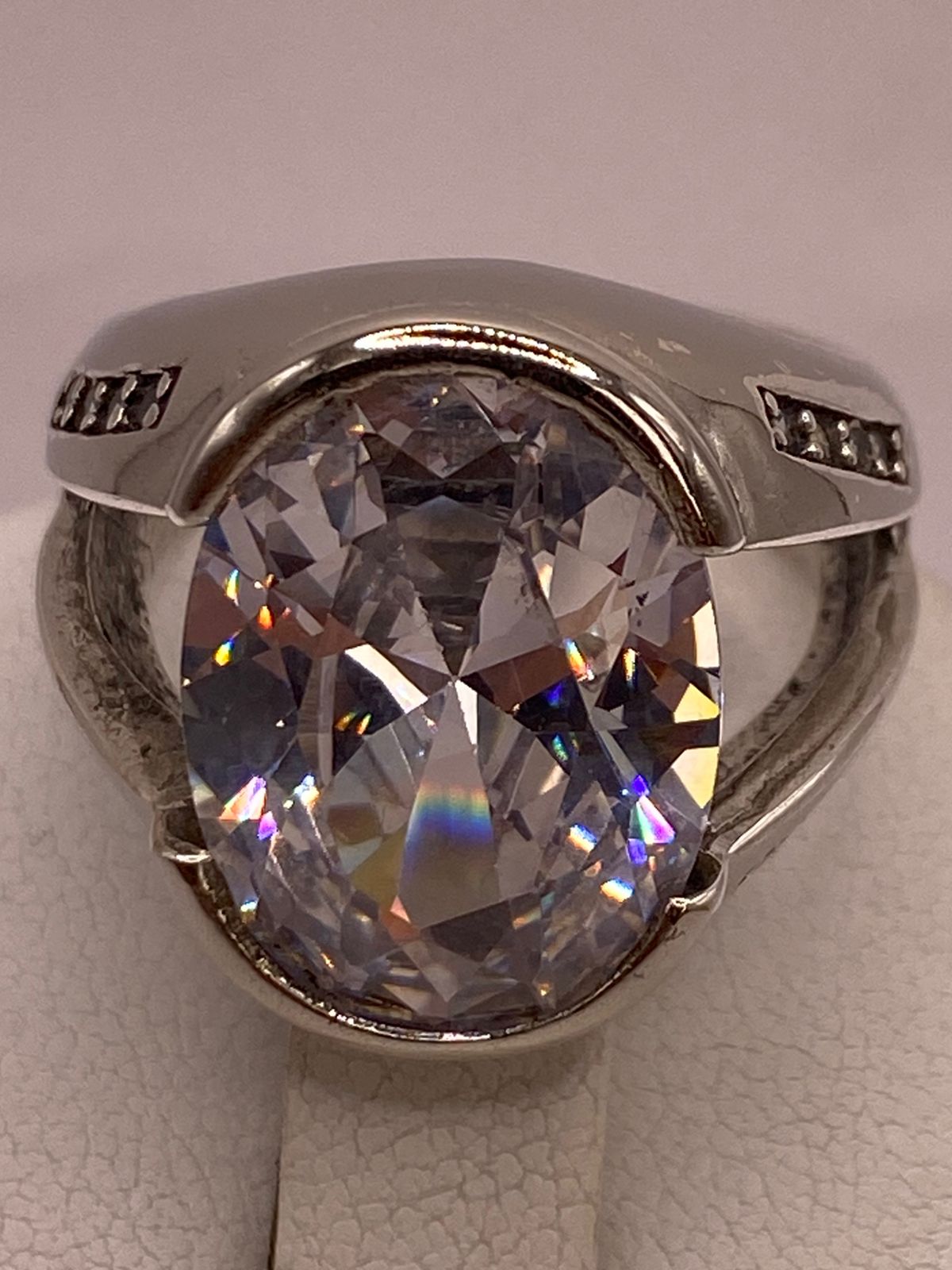 Anillo Elegante Ovalado con Zirconia Brillante en Plata Ley 925, vista posterior