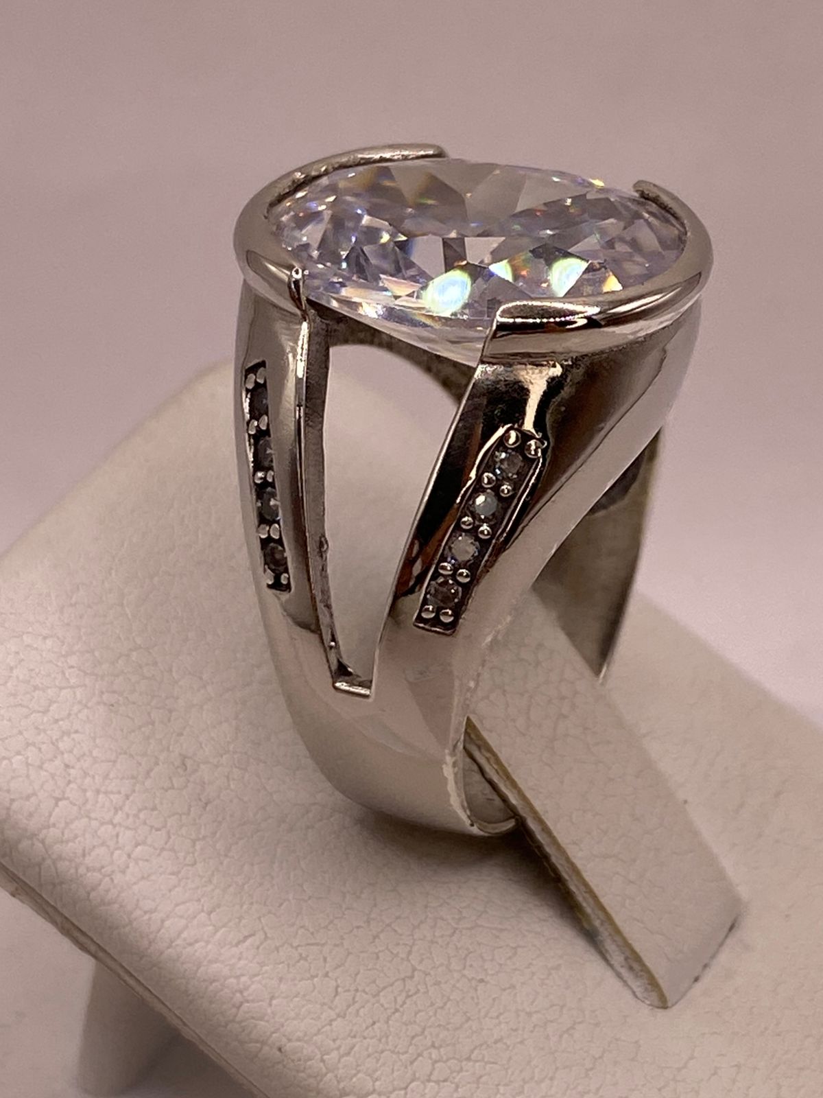 Anillo Elegante Ovalado con Zirconia Brillante en Plata Ley 925, vista superior