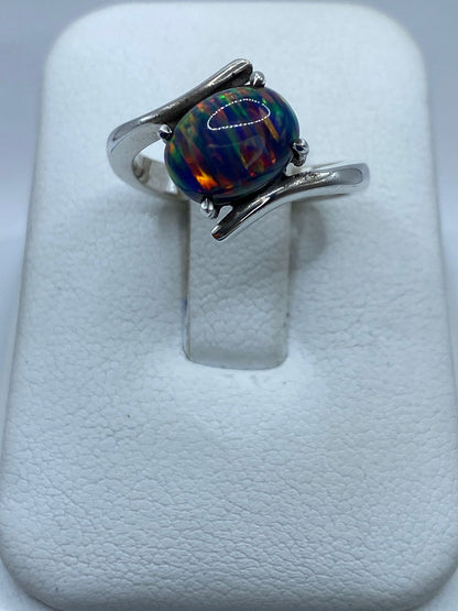 Anillo Elegante de Plata Ley 925 con Ópalo de Fuego — ángulo diagonal