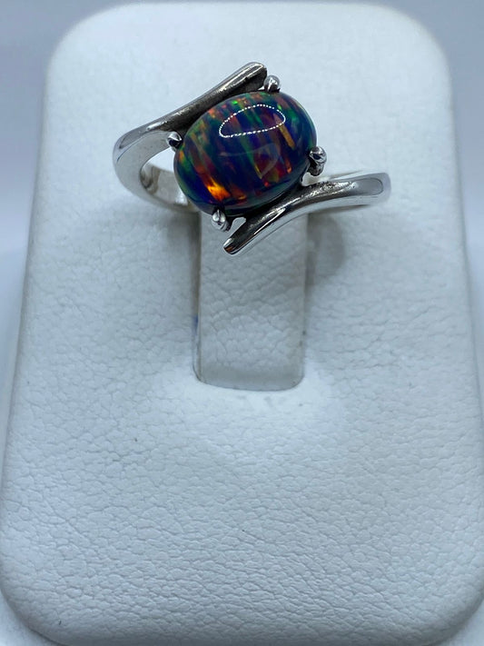 Anillo Elegante de Plata Ley 925 con Ópalo de Fuego — ángulo diagonal