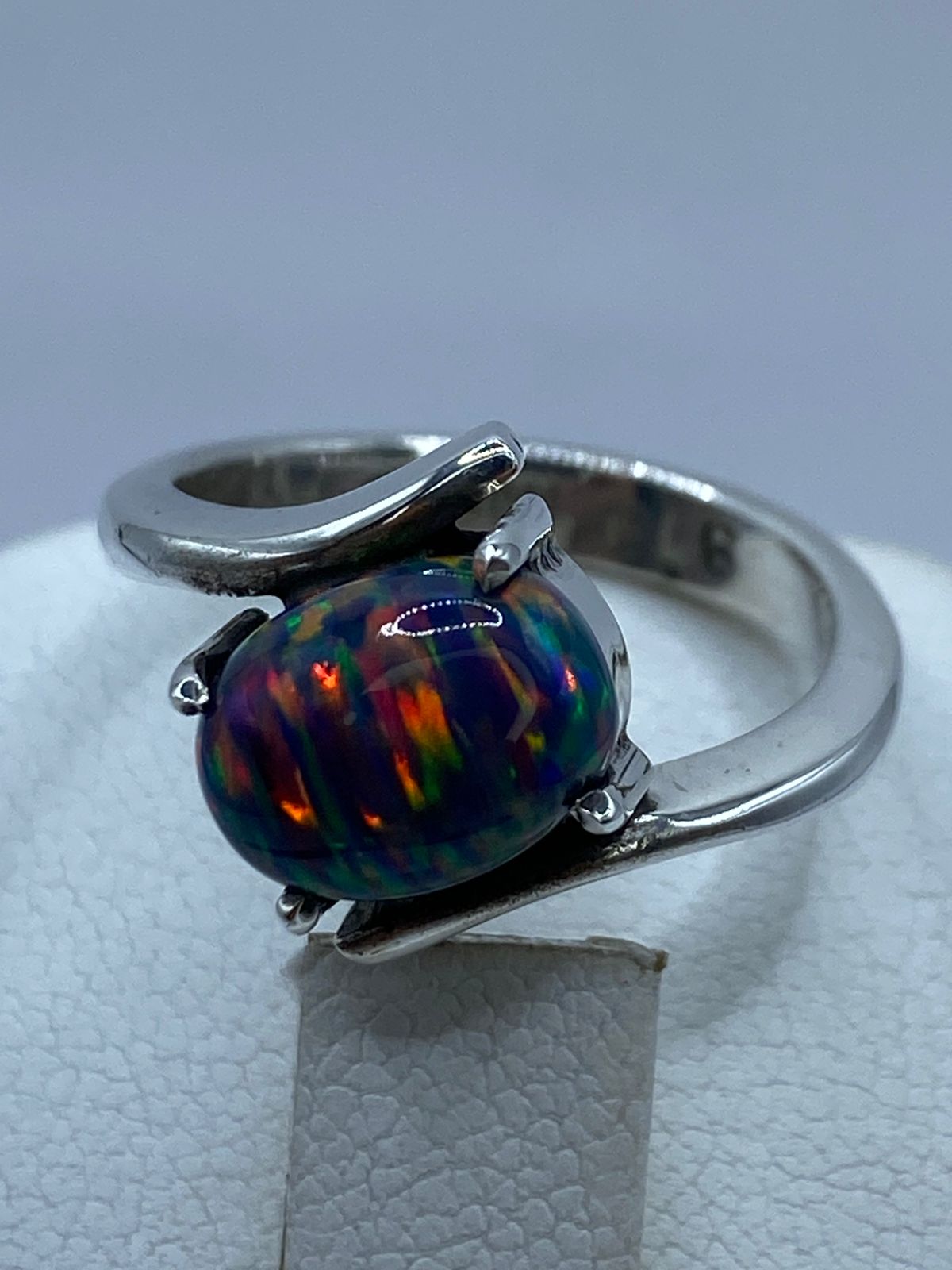 Anillo Elegante de Plata Ley 925 con Ópalo de Fuego, sello de autenticidad Plata Ley .925
