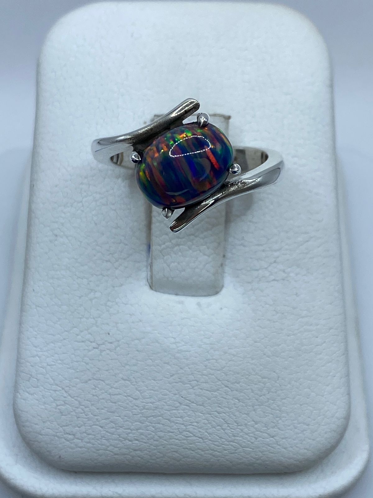 Anillo Elegante de Plata Ley 925 con Ópalo de Fuego, vista frontal
