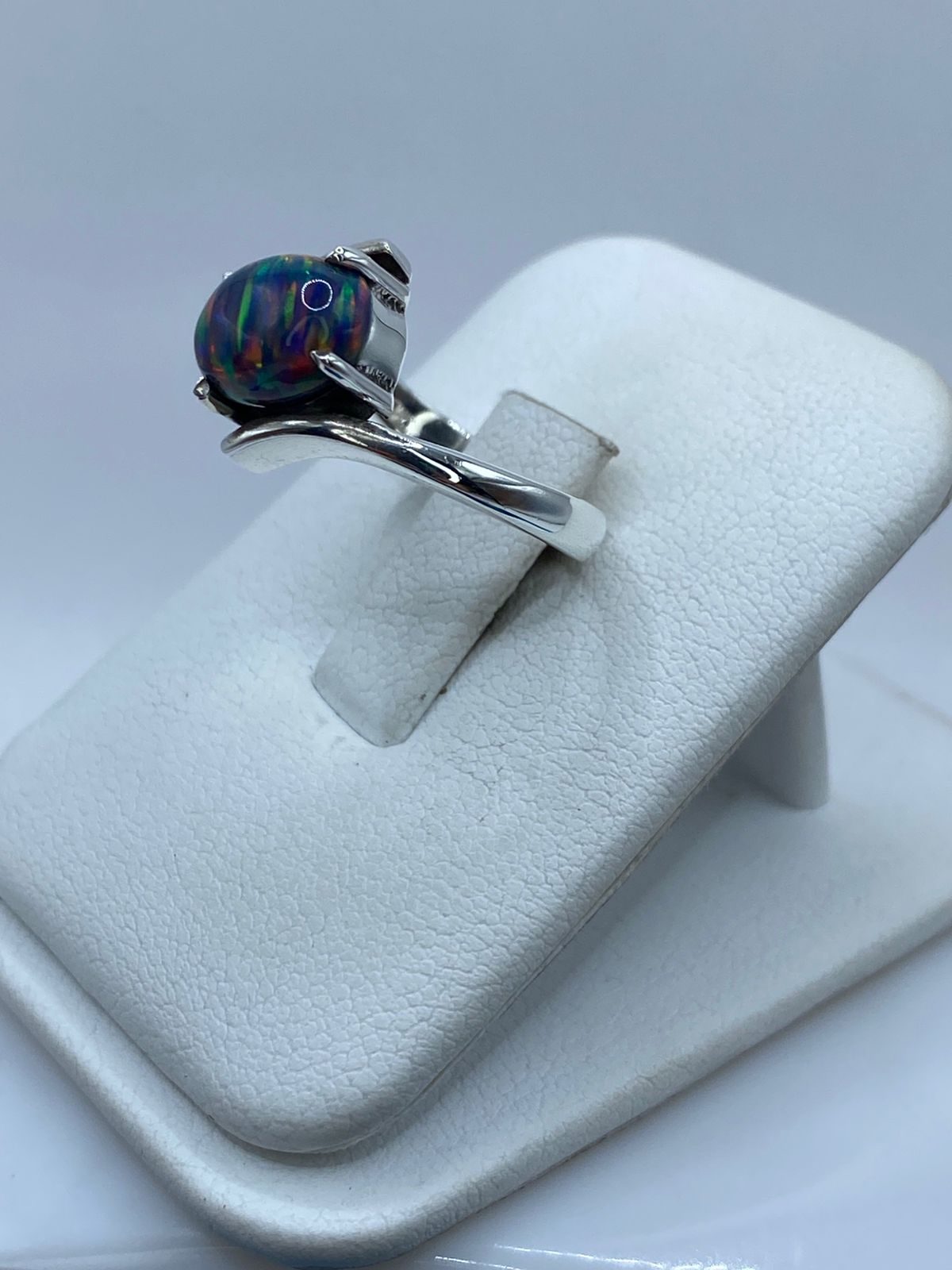 Anillo Elegante de Plata Ley 925 con Ópalo de Fuego, vista lateral