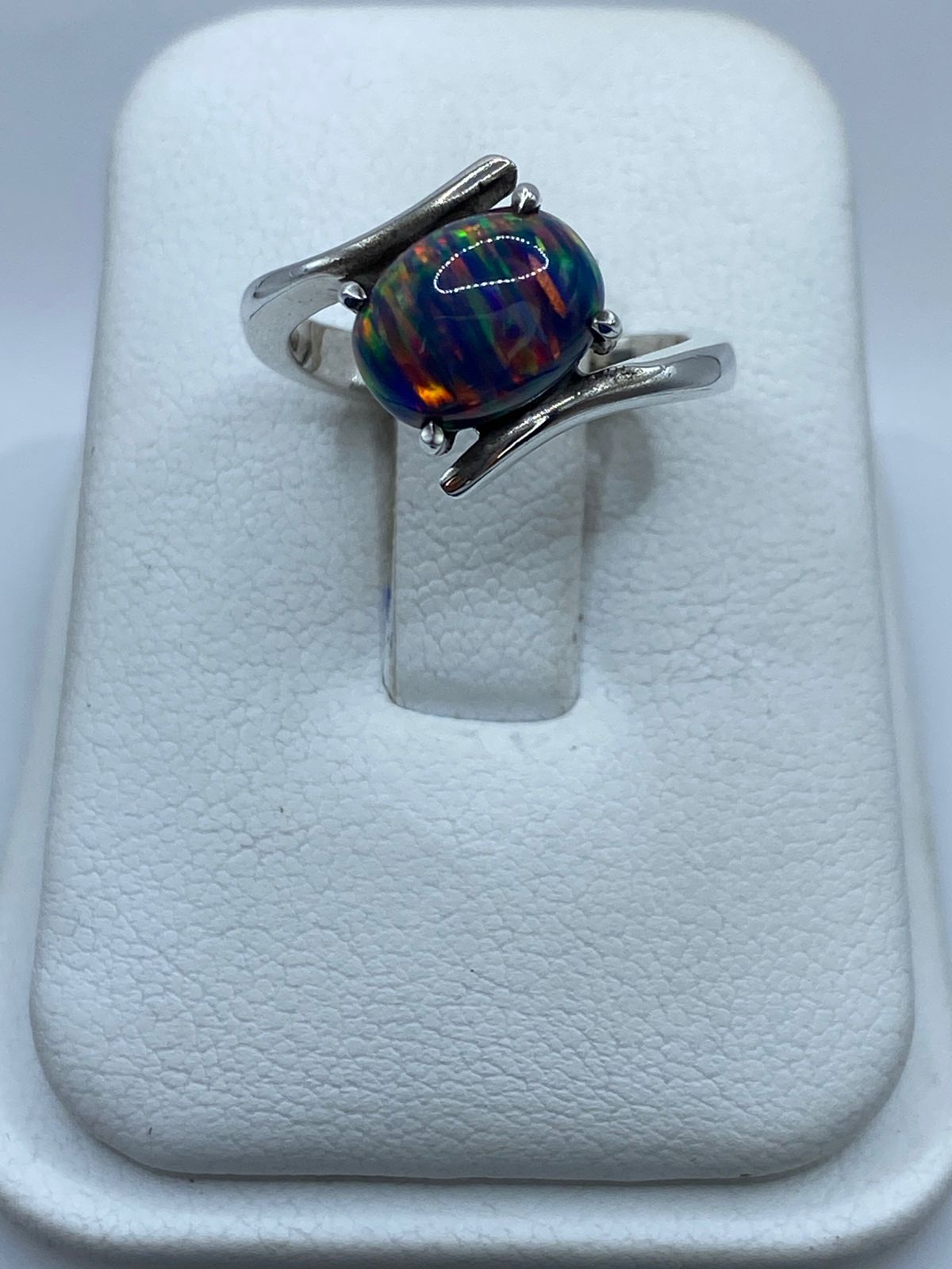 Anillo Elegante de Plata Ley 925 con Ópalo de Fuego, vista de detalle