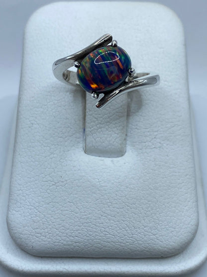 Anillo Elegante de Plata Ley 925 con Ópalo de Fuego, vista de detalle