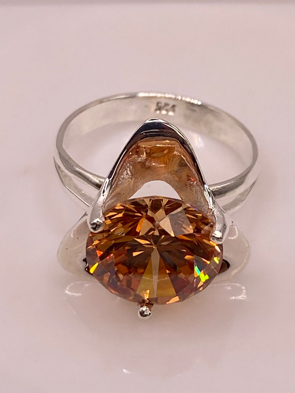 Anillo Elegante de Plata con Zirconia Dorada Corte Redondo Diseño Moderno, sello de autenticidad Plata Ley .925