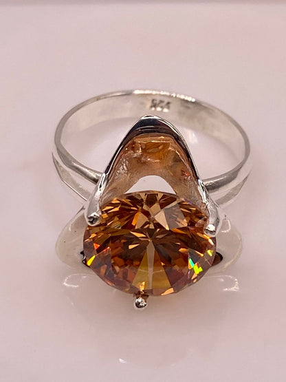 Anillo Elegante de Plata con Zirconia Dorada Corte Redondo Diseño Moderno, sello de autenticidad Plata Ley .925