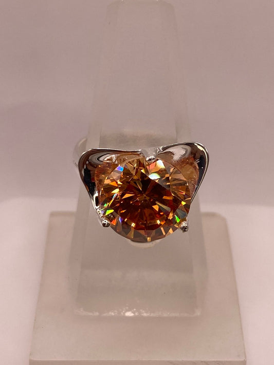 Anillo Elegante de Plata con Zirconia Dorada Corte Redondo Diseño Moderno en báscula mostrando peso