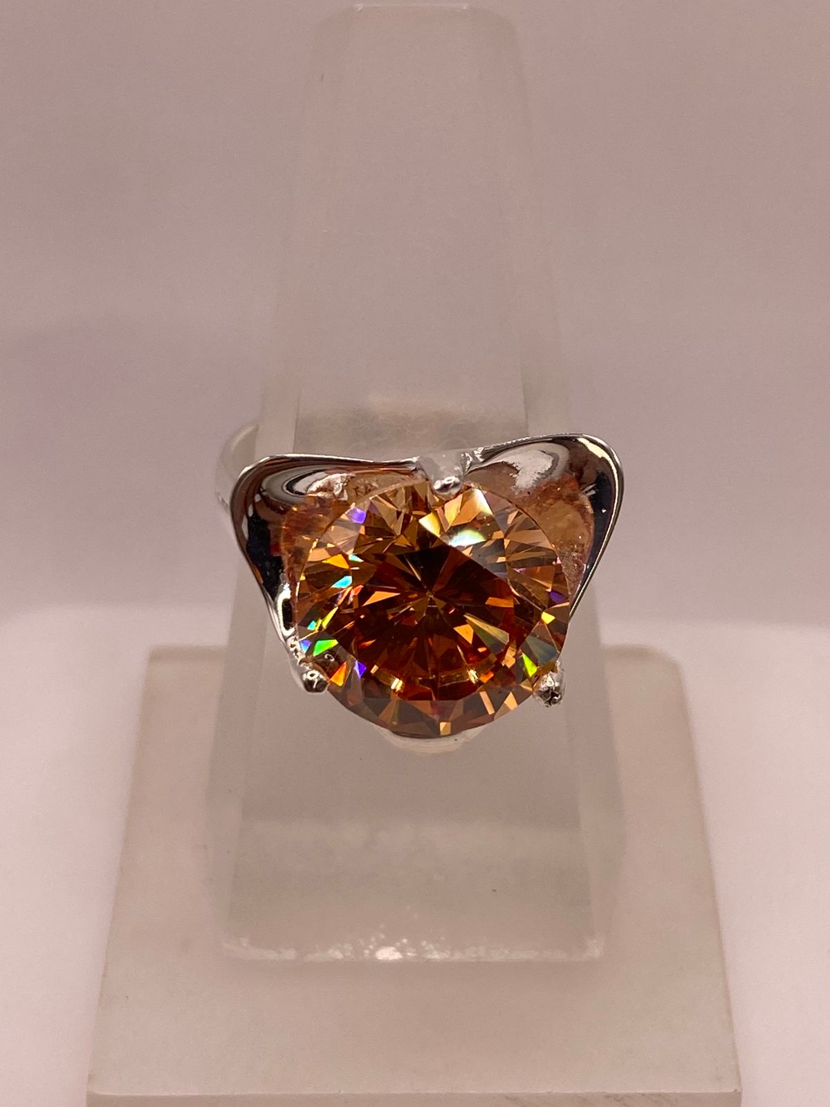 Anillo Elegante de Plata con Zirconia Dorada Corte Redondo Diseño Moderno, vista de detalle