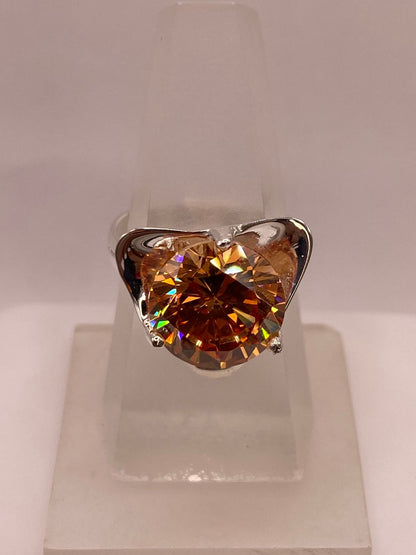 Anillo Elegante de Plata con Zirconia Dorada Corte Redondo Diseño Moderno, vista de detalle
